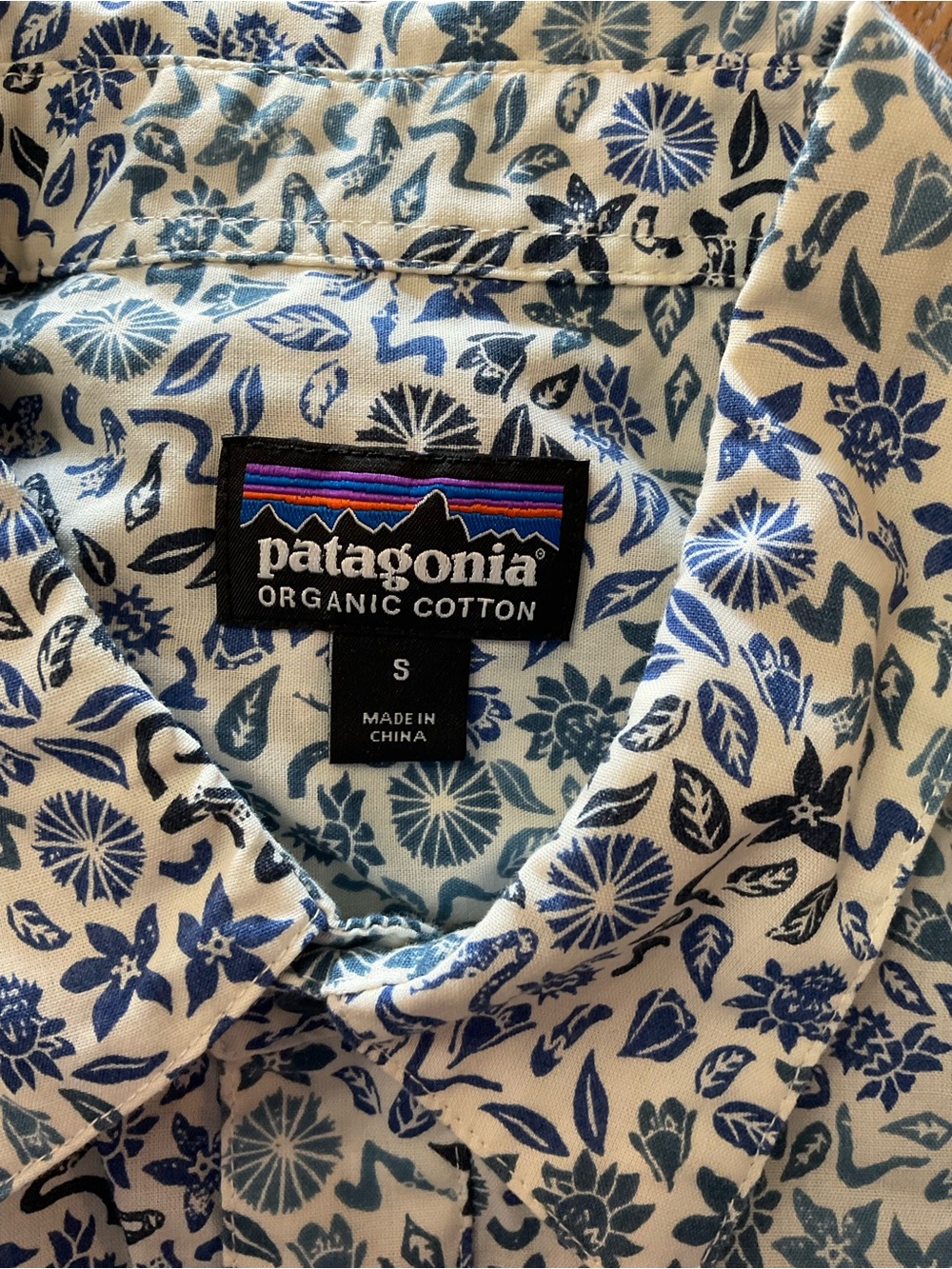 Patagonia Short-Sleeve Button-Up Shirt - Blue & White Floral. Size S